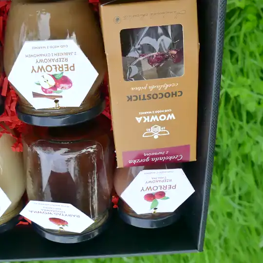 Czarne pudełko z miodami i Chocostickiem przy pasiece